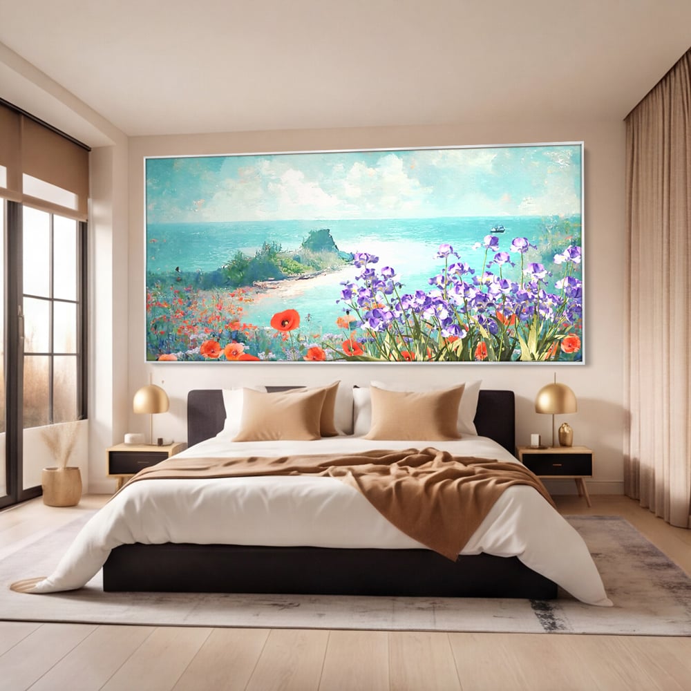 Tablou canvas cu tablou canvas cu maci si flori violet, in rama de aluminiu argintiu, pe perete intr-un dormitor